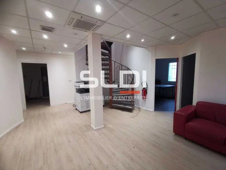 Office in Toussieu for lease - Interior Photo - Image 1 of 16
