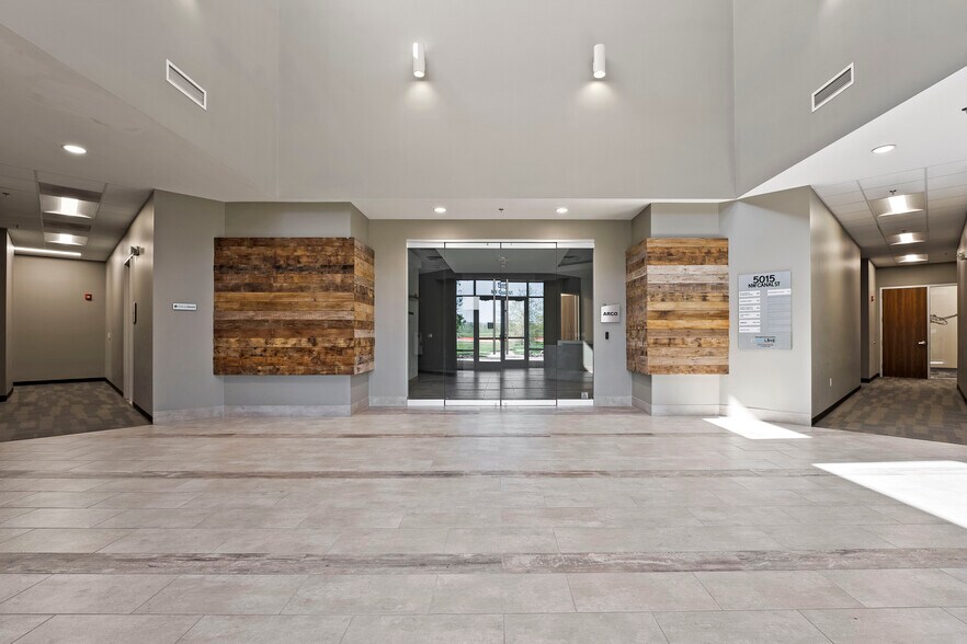 5015 NW Canal St, Riverside, MO à louer - Photo intérieure - Image 3 de 10