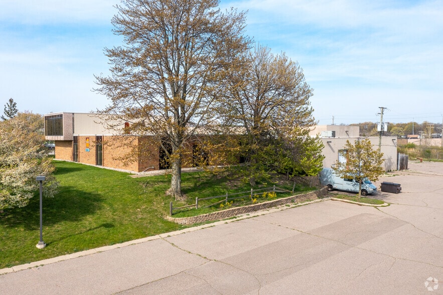 24700 Crestview Ct, Farmington Hills, MI à louer - Photo du bâtiment - Image 3 de 5