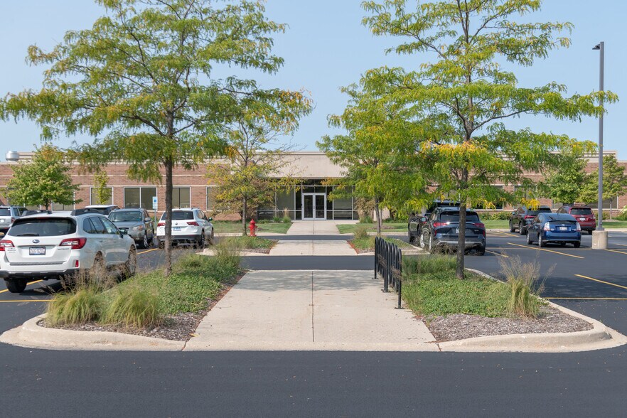 27755 Diehl Rd, Warrenville, IL à louer - Photo du bâtiment - Image 2 de 4