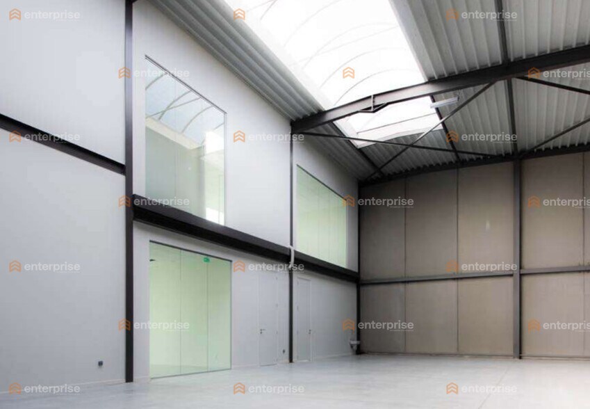 Flex in Loos for lease - Interior Photo - Image 3 of 5