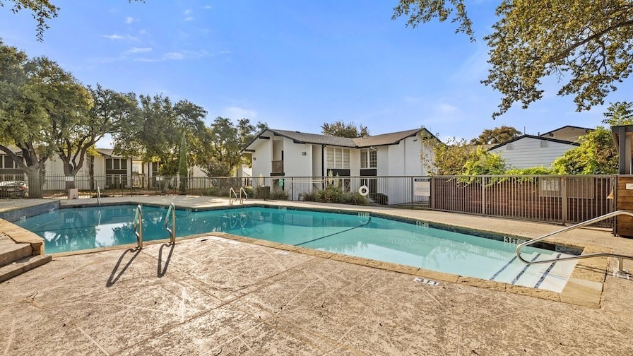 2420 E Abram St, Arlington, TX à vendre - Photo du bâtiment - Image 2 de 19