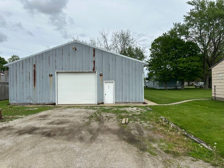 907 N Hemlock St, Le Roy, IL à vendre - Photo du bâtiment - Image 2 de 25