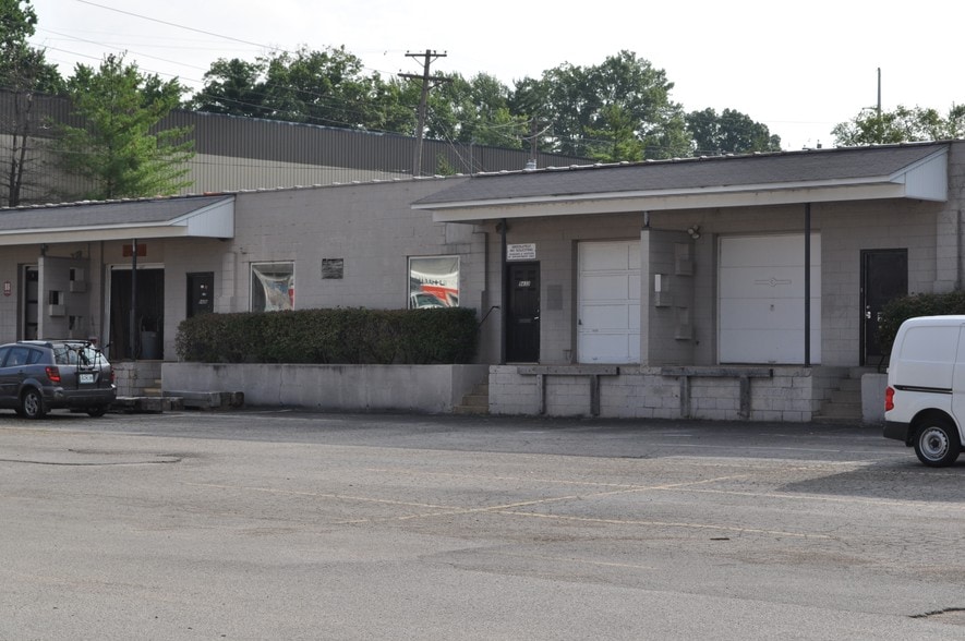 9410-9450 Watson Industrial Park Dr, Crestwood, MO for sale - Building Photo - Image 2 of 8