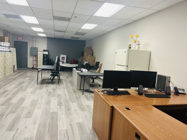 1951 Stella Lake Dr, Las Vegas, NV for lease - Interior Photo - Image 3 of 20