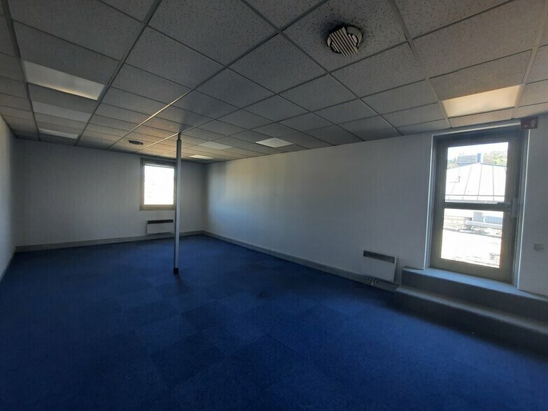 Office in Rouen for lease - Interior Photo - Image 3 of 10