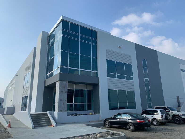 1025 N Todd Ave, Azusa, CA à louer - Photo du bâtiment - Image 3 de 5