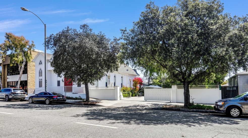 434 N Altadena Dr, Pasadena, CA à vendre - Photo du bâtiment - Image 3 de 8