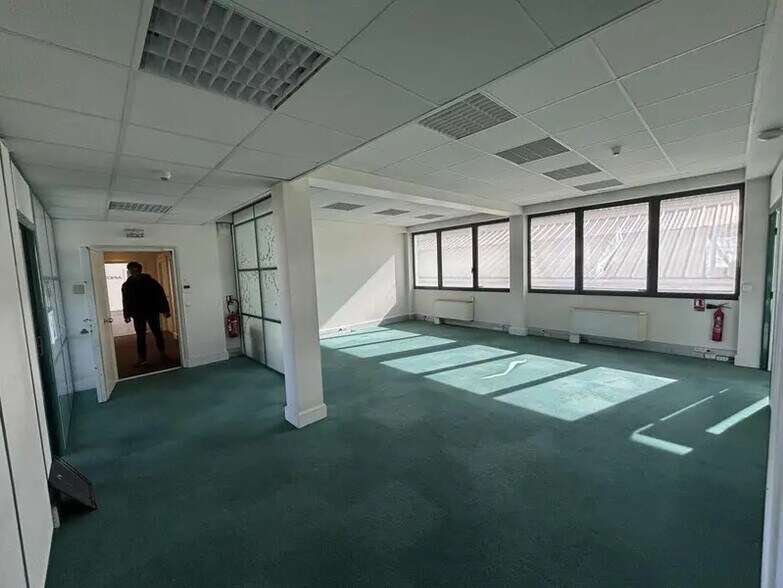 Office in Colombes for lease - Interior Photo - Image 2 of 4