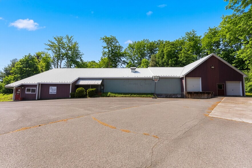 102 4th St, Terra Alta, WV à vendre - Photo du bâtiment - Image 1 de 51