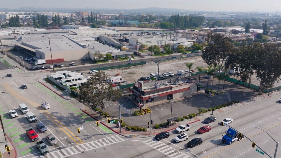 5555 E Washington Blvd, Commerce, CA à louer - Vidéo sur l’inscription commerciale - Image 2 de 12