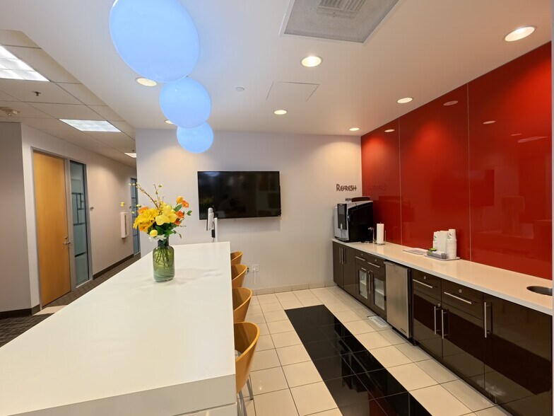 6080 Center Dr, Los Angeles, CA à louer - Photo du bâtiment - Image 3 de 14