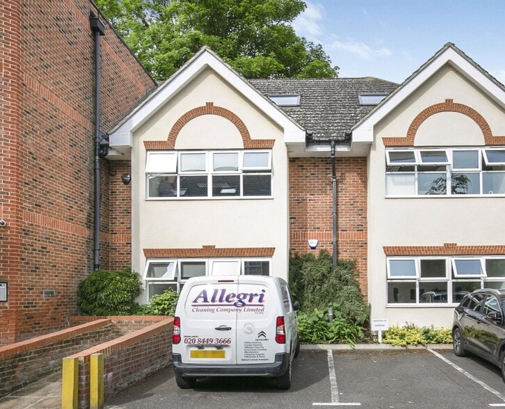 Moon Ln, Barnet à vendre - Photo du bâtiment - Image 3 de 8