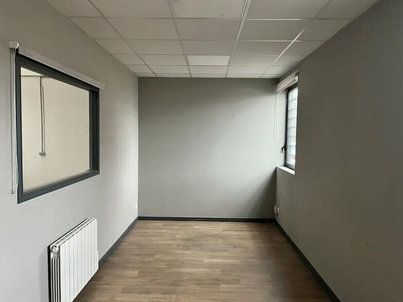 9 Rue Du Dauphiné, Saint-Priest for lease - Interior Photo - Image 3 of 6
