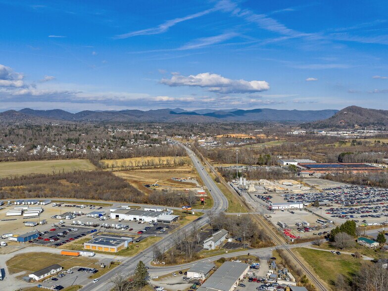 5030 Hendersonville Rd, Fletcher, NC à vendre - Photo du bâtiment - Image 2 de 10