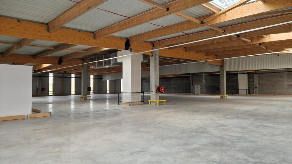 Flex in Lyon for lease - Building Photo - Image 3 of 18