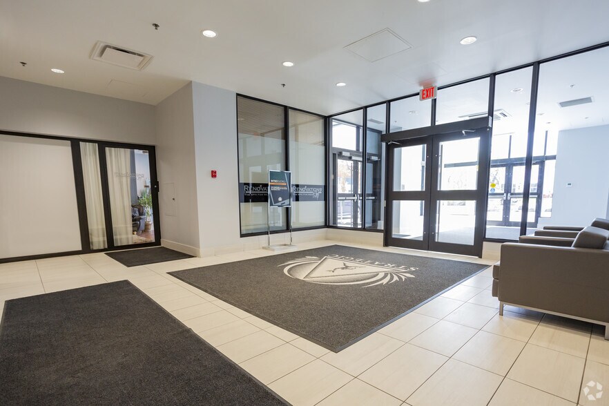 1000 Centre St NE, Calgary, AB à louer - Hall d’entrée - Image 3 de 9