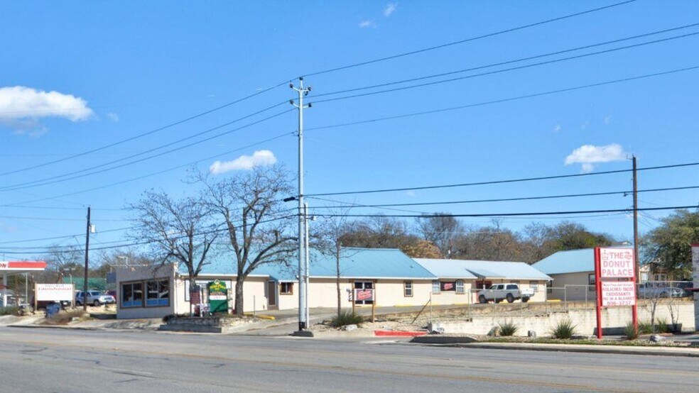 843 Sidney Baker St, Kerrville, TX à louer - Photo du bâtiment - Image 3 de 3
