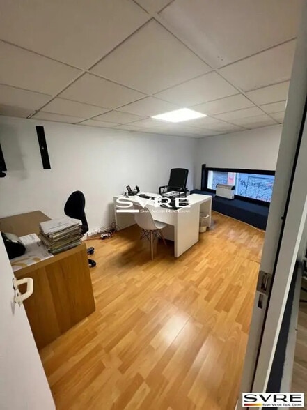 Retail in Marseille for lease - Interior Photo - Image 2 of 4