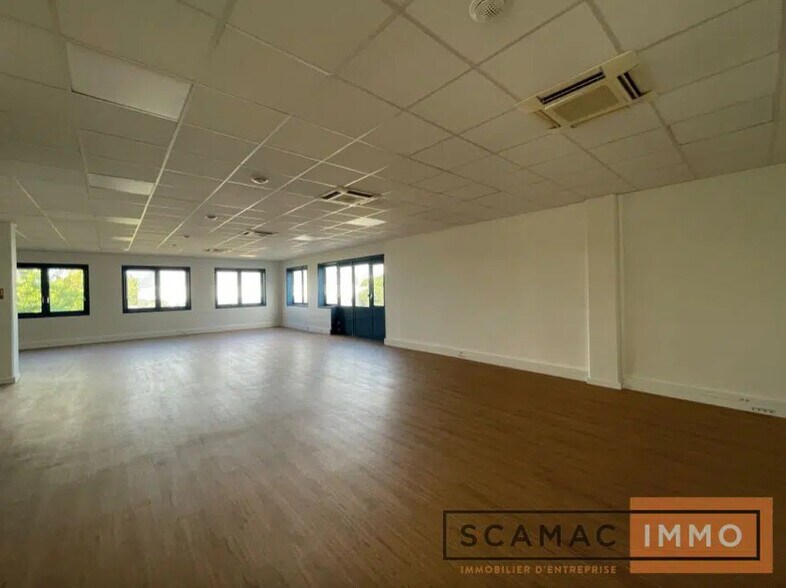 Industrial in Fresnes for lease - Building Photo - Image 2 of 3