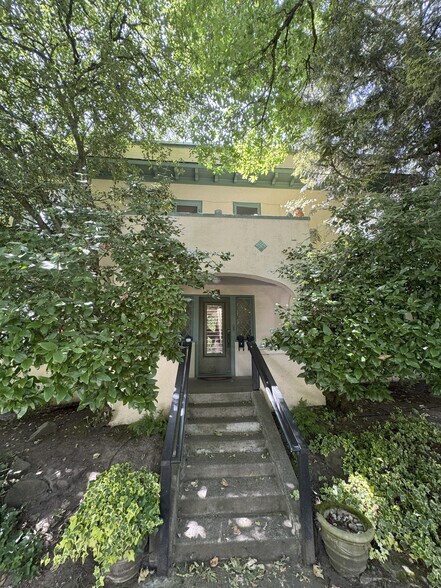 633 33rd Ave E, Seattle, WA à vendre - Photo du bâtiment - Image 2 de 9