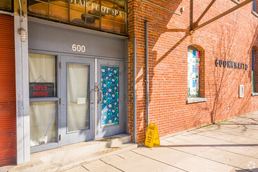 600 NW Naito Pkwy, Portland, OR à vendre - Photo du bâtiment - Image 3 de 5