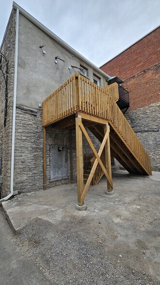 363 Front St, Belleville, ON à vendre - Photo du bâtiment - Image 3 de 8