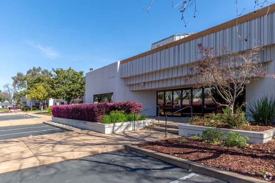 58-70 Daggett Dr, San Jose, CA à louer - Photo du bâtiment - Image 2 de 12