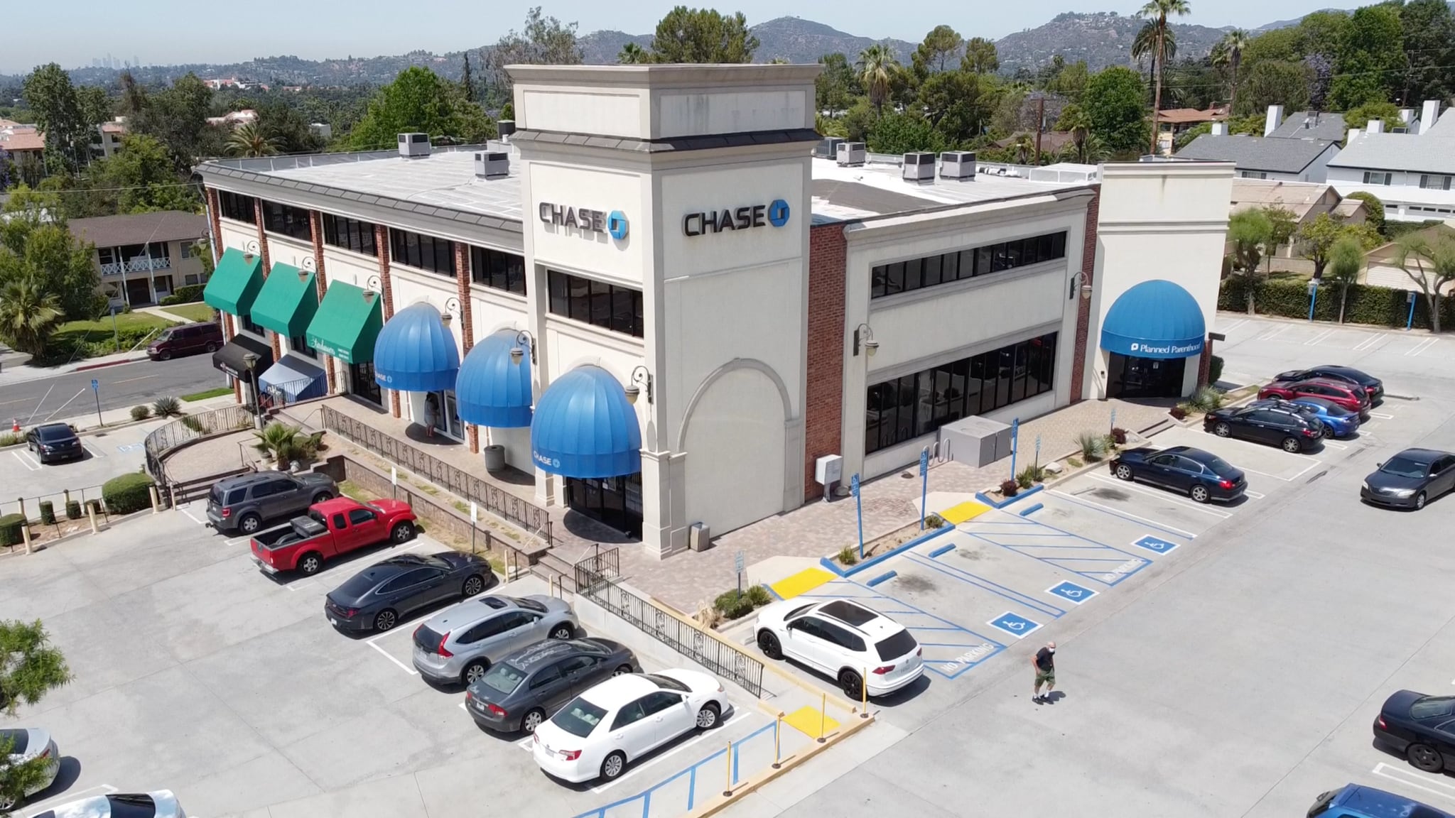 2333 N Lake Ave, Altadena, CA à vendre Photo principale- Image 1 de 18