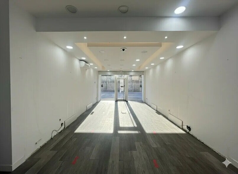 Retail in Lyon for lease - Interior Photo - Image 2 of 6