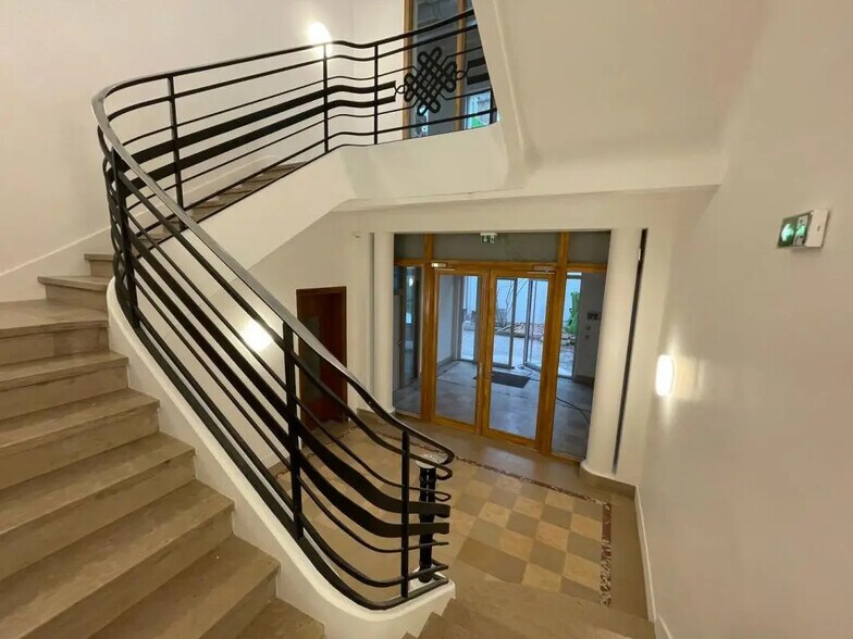 Flex in Malakoff for lease - Lobby - Image 3 of 6