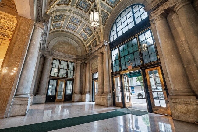 More details for 25 SE 2nd Ave, Miami, FL - Retail for Lease