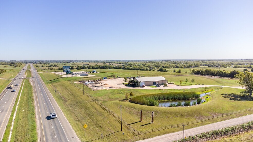 75 Memory Ln, Burton, TX à vendre - Photo du bâtiment - Image 2 de 10