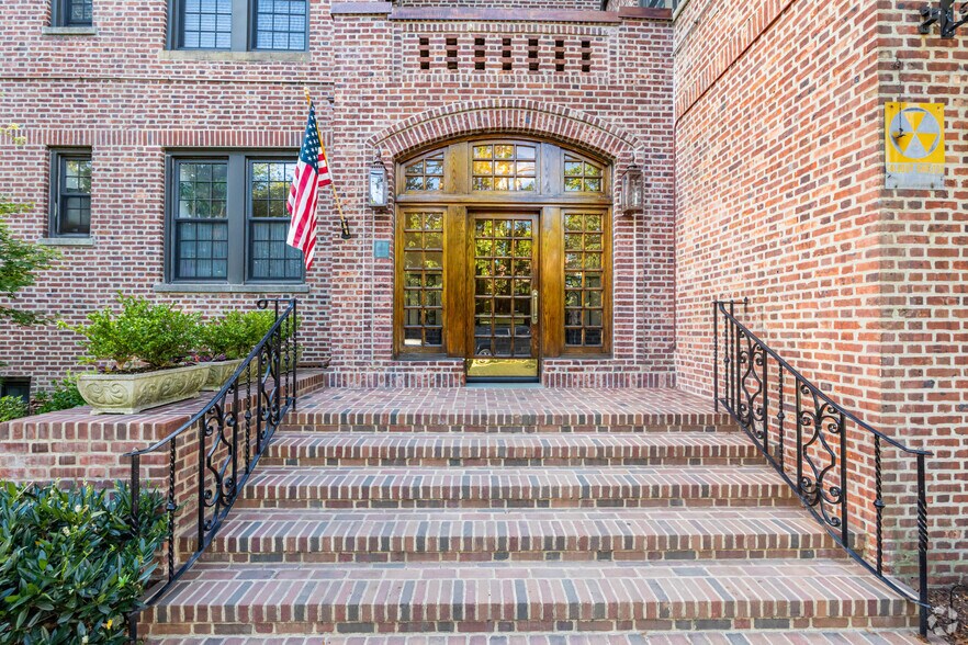6 Burns St, Forest Hills, NY à louer - Photo du bâtiment - Image 3 de 14
