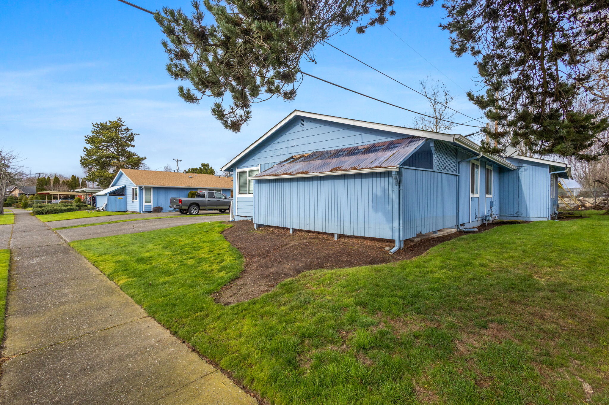 Campbell Duplexes portfolio of 1 properties for sale on LoopNet.ca Primary Photo- Image 1 of 16