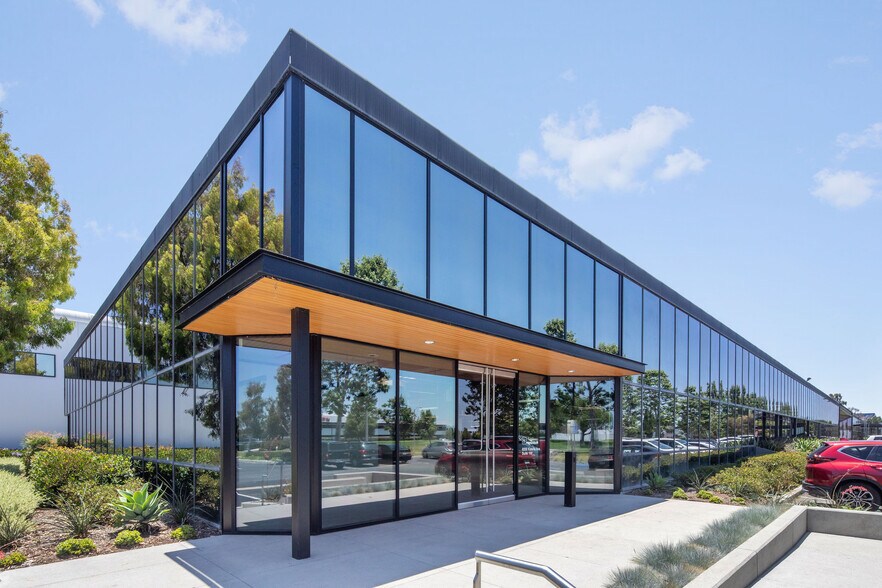 6550 Katella Ave, Cypress, CA à louer - Photo du bâtiment - Image 2 de 6