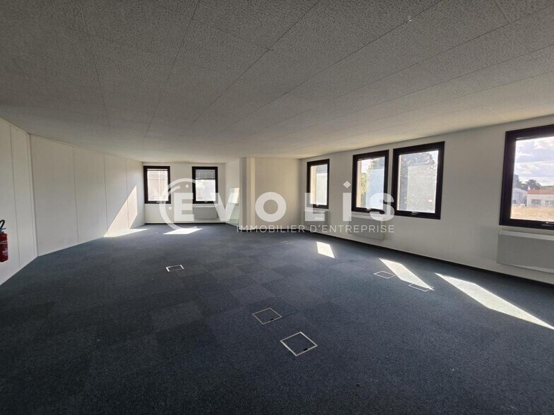 Office in Saint Aubin for lease - Interior Photo - Image 3 of 8