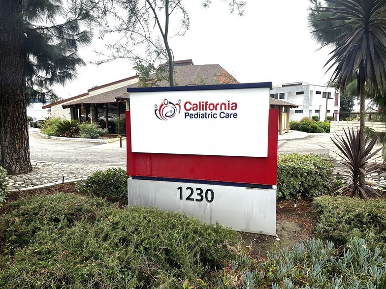 1230 E Arrow Hwy, Upland, CA à louer - Photo du bâtiment - Image 2 de 16