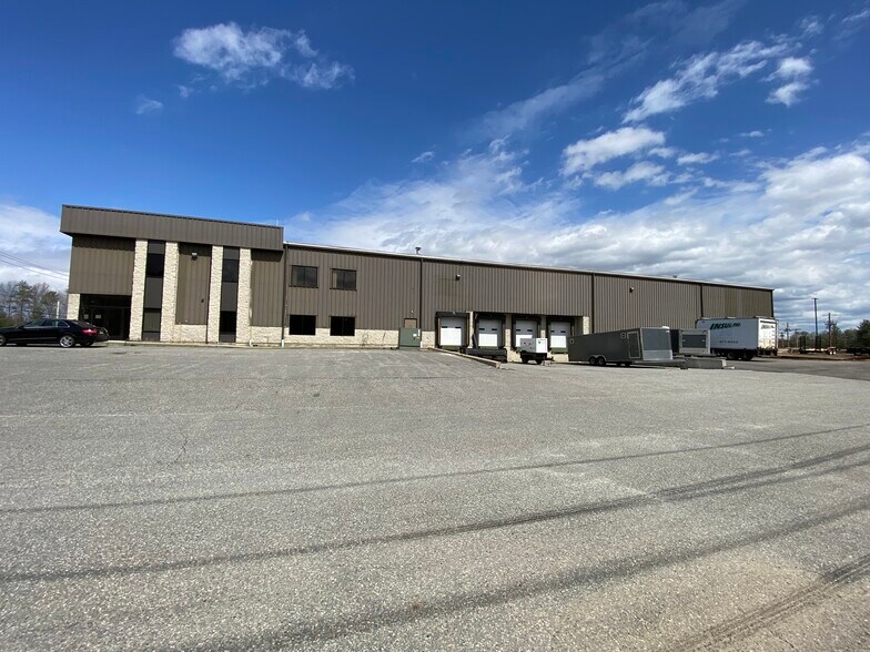 24 Williams Way, Bellingham, MA à louer - Photo du bâtiment - Image 2 de 22