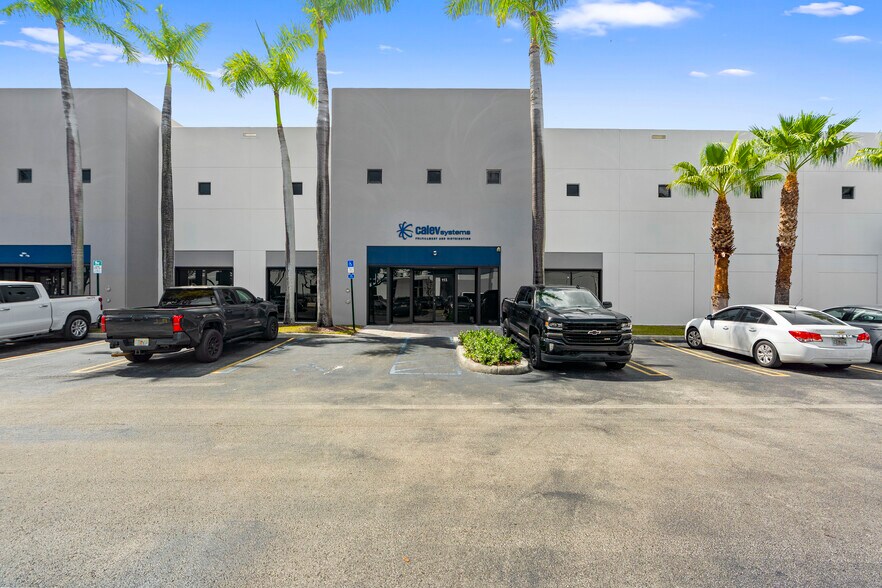 8305 NW 27th St, Doral, FL à louer - Photo du bâtiment - Image 2 de 11