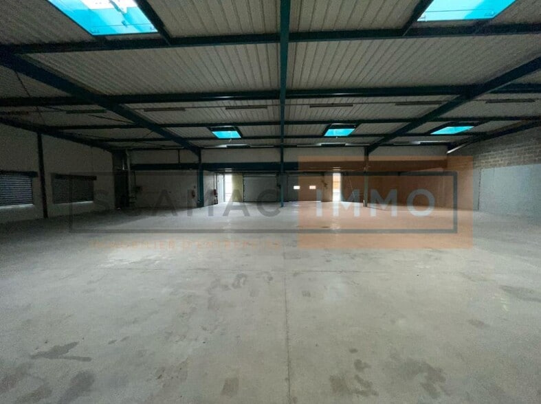 Flex in Tremblay-en-France for lease - Interior Photo - Image 2 of 29
