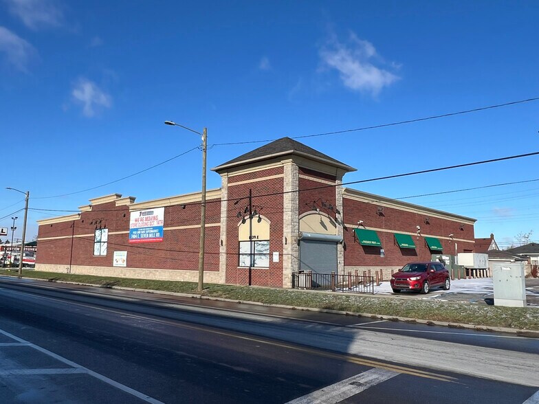 8139 E 7 Mile Rd, Detroit, MI for lease - Primary Photo - Image 1 of 7