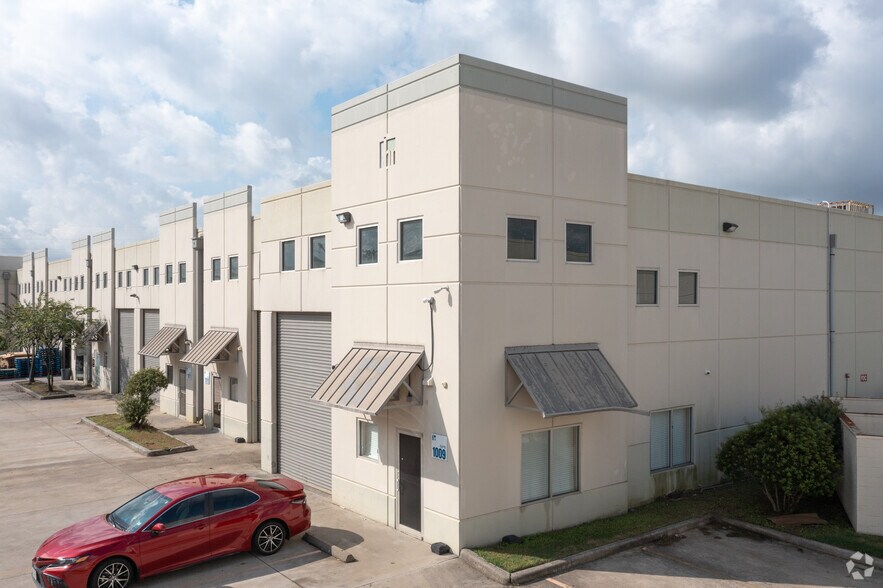 5750 N Sam Houston Pky E, Houston, TX à louer - Photo du bâtiment - Image 1 de 6