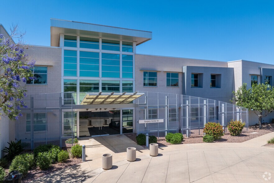 690 N Cofco Center Ct, Phoenix, AZ à louer - Photo du bâtiment - Image 2 de 12