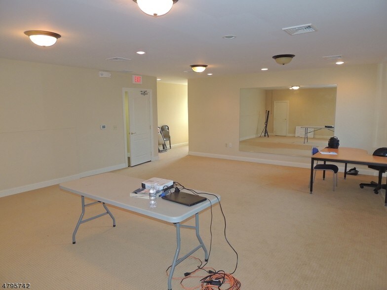 23 Mountain Blvd, Warren, NJ à louer - Photo intérieure - Image 2 de 4