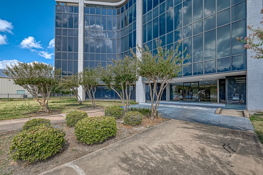 6100 Corporate Dr, Houston, TX for sale - Building Photo - Image 2 of 8