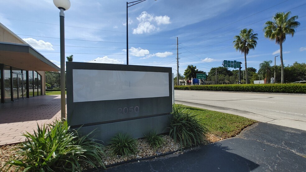 2050 N University Dr, Sunrise, FL à vendre - Photo du bâtiment - Image 3 de 14