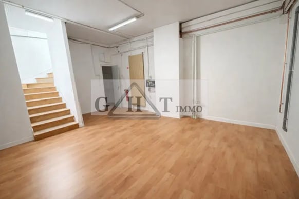 Retail in Paris for lease - Interior Photo - Image 2 of 3