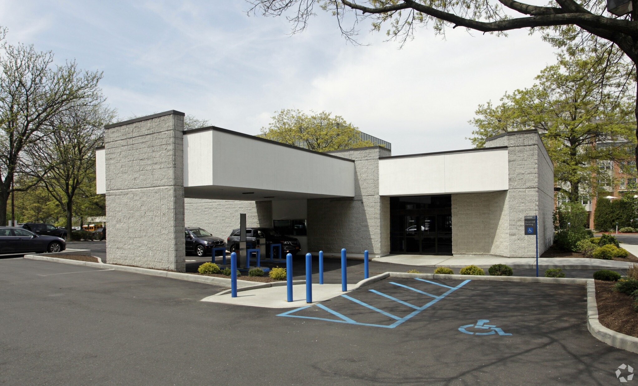 60 Great Neck Rd, Great Neck, NY for lease Building Photo- Image 1 of 2