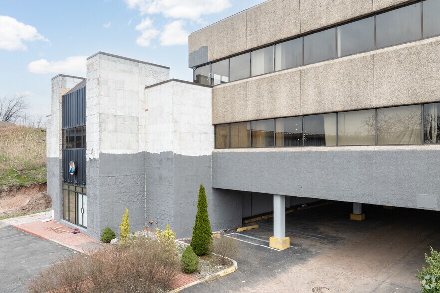 24 Meadowlands Pky, Secaucus, NJ à vendre - Photo du bâtiment - Image 3 de 25